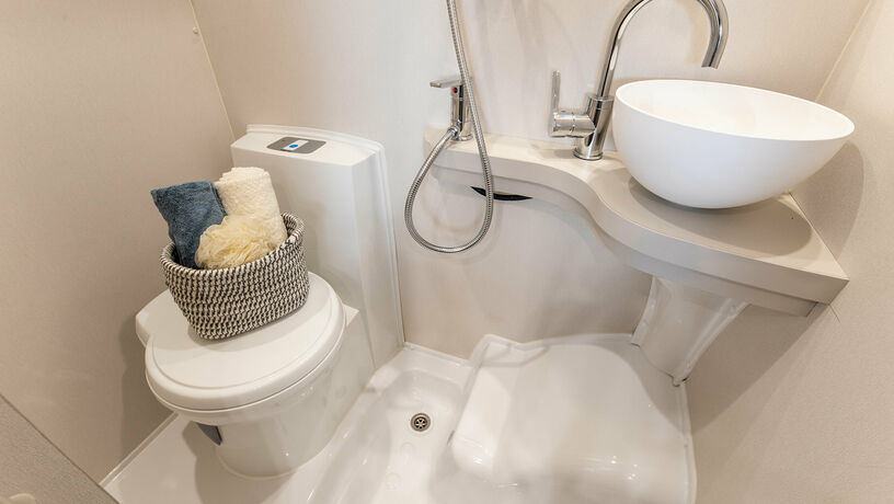Elddis Autoquest 194 shower3