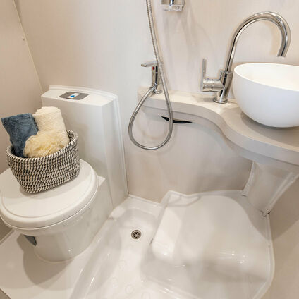 Elddis Autoquest 194 shower3