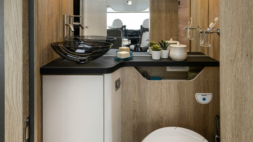 Mobilvetta K Yacht 59 bathroom2