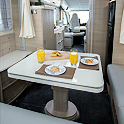 Mobilvetta K Yacht 80 dining