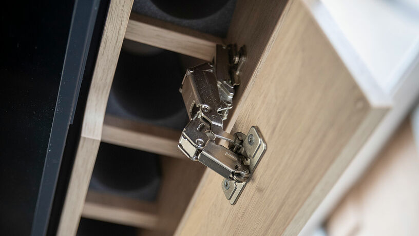 Traillite features hinge