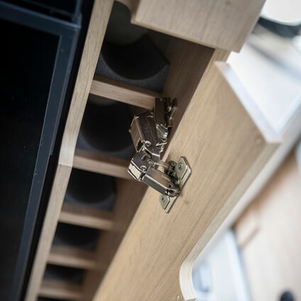 Traillite features hinge